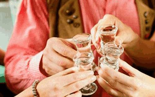 經常喝酒？體內肯定缺乏這兩種維生素